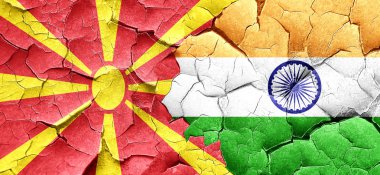 Makedonya bayrak bir grunge Hindistan bayrağı ile duvar kırık
