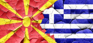 Makedonya bayrak bir grunge Yunanistan bayrağı ile duvar kırık