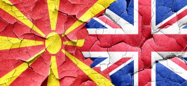 Makedonya bayrak bir grunge Büyük Britanya bayrağı ile duvar kırık