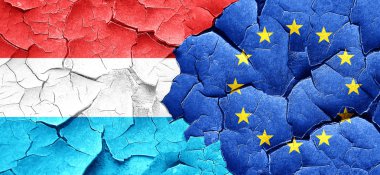 Lüksemburg bayrağı ile Avrupa Birliği bayrağı bir grunge üzerinde wal kırık