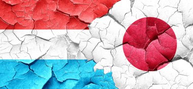 Lüksemburg bayrağı bir grunge Japonya bayrağı ile duvar kırık