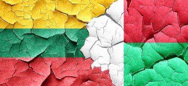 Litvanya bayrağı bir grunge Madagaskar bayrağı ile duvar kırık