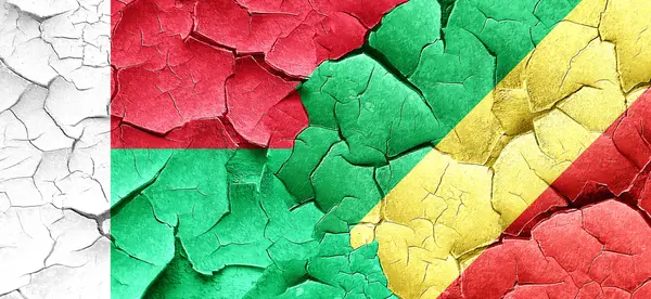 Μαδαγασκάρη σημαία με τη σημαία του Κονγκό σχετικά με μια grunge ραγισμένα τοίχο — Φωτογραφία Αρχείου