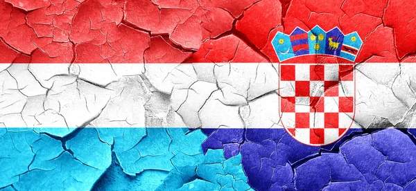 Bandeira do Luxemburgo com bandeira da Croácia em uma parede rachada grunge — Fotografia de Stock