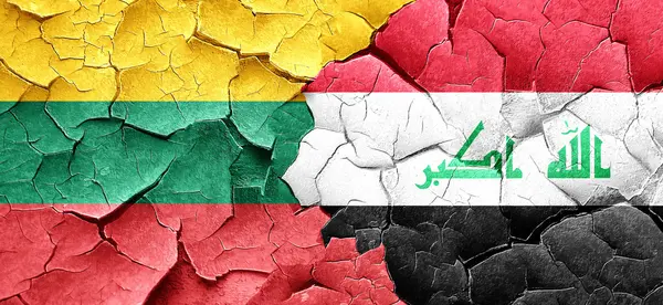 Litva vlajky s příznakem Irák na grunge popraskané zdi — Stock fotografie