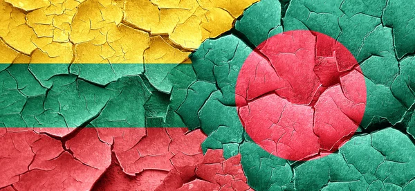 Bandiera Lituania con bandiera Bangladesh su un muro incrinato grunge — Foto Stock