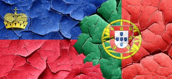 Lichtenštejnská vlajka s Portugalsko vlajku grunge popraskané zdi — Stock fotografie