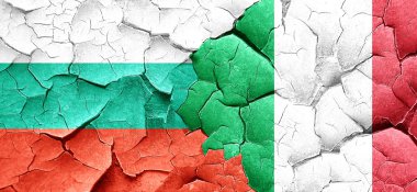 Bulgaristan bayrağı bir grunge İtalya bayrağı ile duvar kırık