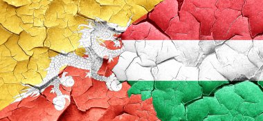 Bhutan bayrağı bir grunge Macaristan bayrağı ile duvar kırık