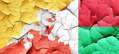 Bhutan bayrağı bir grunge Madagaskar bayrağı ile duvar kırık
