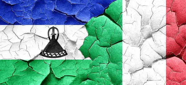 Bandiera Lesotho con bandiera italiana su un muro incrinato grunge — Foto Stock