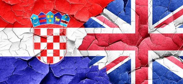 Bandeira da croácia com bandeira da Grã-Bretanha em uma parede rachada grunge — Fotografia de Stock