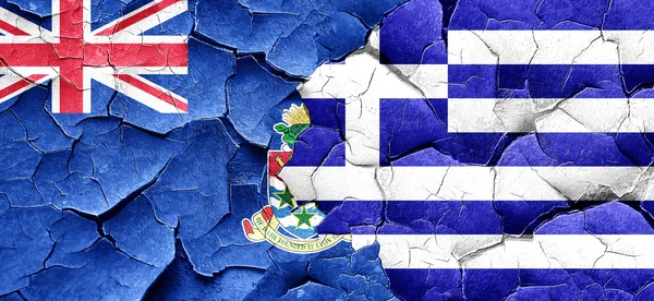 开曼群岛旗帜与希腊国旗上 grunge 裂墙 — 图库照片