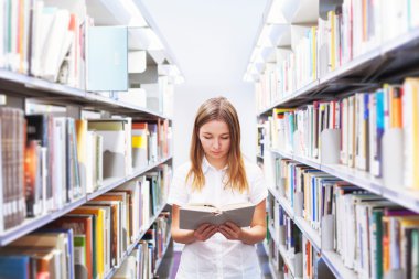 , kütüphane veya kitapçıda öğrenci