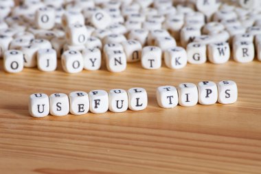 ahşap harflerle yazılan sözcükler