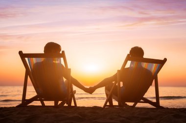 Kumsalda dinlenen çift.