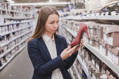 Ayakkabı seçen kadın