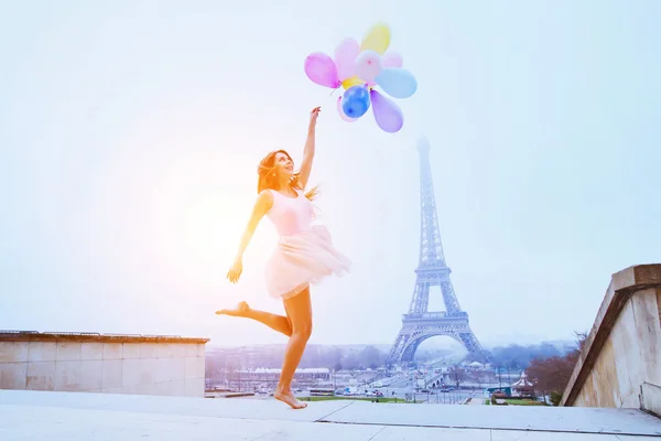 Ragazza con palloncini salto — Foto Stock