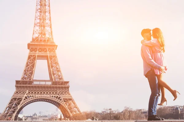 Mladý pár na Eiffelovu věž — Stock fotografie