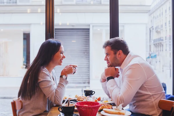 Paar na de lunch in café — Stockfoto
