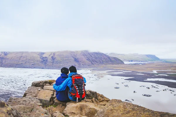 Par de excursionistas viajan en Islandia — Foto de Stock