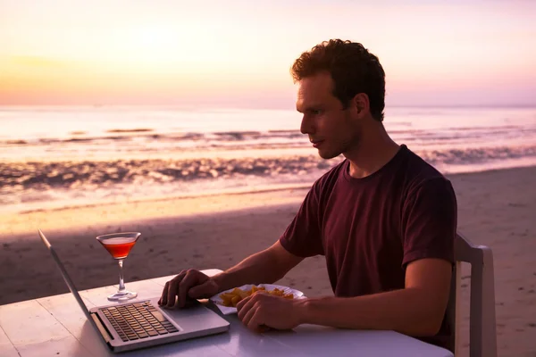 Homem com laptop na praia — Fotografia de Stock