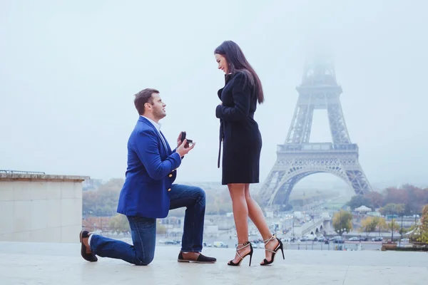 Предложение в Париже возле Эйфелевой башни — стоковое фото