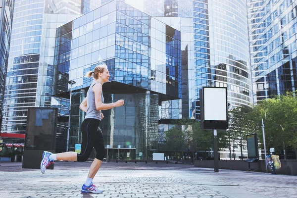 Mujer joven corriendo — Foto de Stock