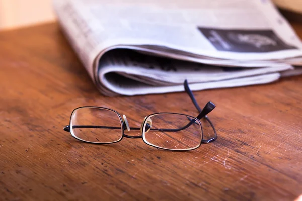 Gafas y noticias diarias —  Fotos de Stock