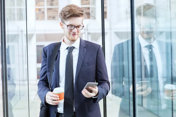 Jungunternehmer checkt E-Mail — Stockfoto