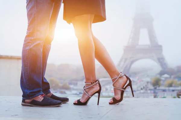 Pies de pareja cerca de Torre Eiffel — Foto de Stock