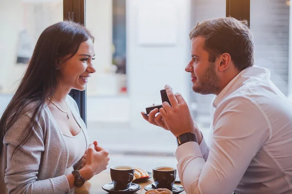 Man erbjuder ringen — Stockfoto