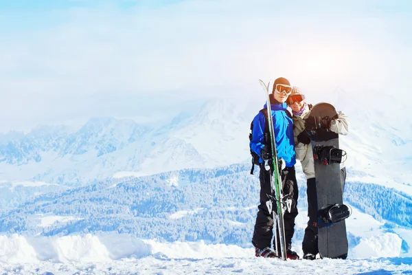 Paar op ski vakanties — Stockfoto