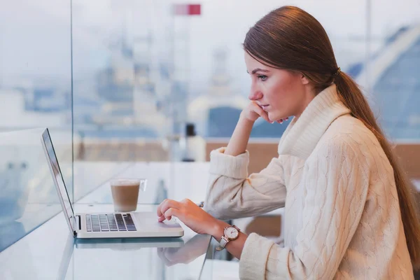 Donna utilizzando il computer portatile — Foto Stock