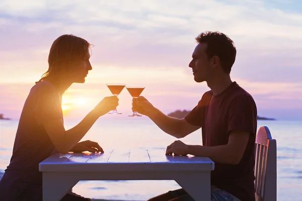 Pareja en restaurante en la playa — Foto de Stock