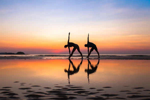 People practicing yoga — Stock Photo, Image