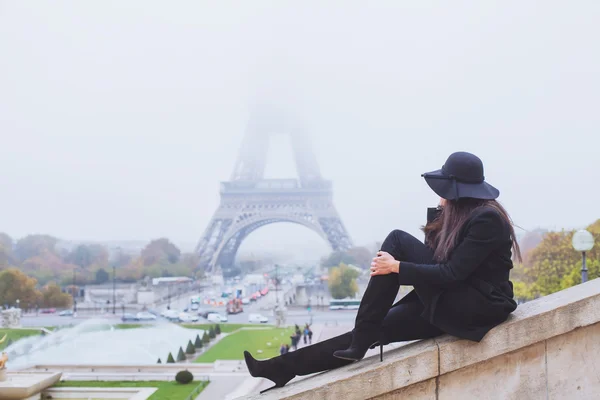 Mode kvinna som tittar på Eiffeltornet — Stockfoto