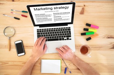 Dizüstü bilgisayarla çalışan adam