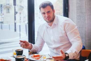 restoranda kızgın müşteri