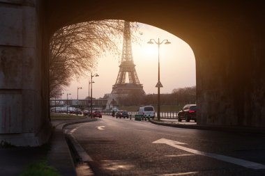 Eiffel Tower bridge uygulamasında çerçeveli