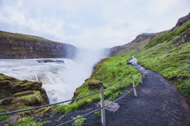 patika yakınındaki Gullfoss şelale
