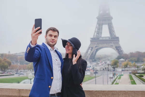 Touristes prenant des photos avec la Tour Eiffel — Photo