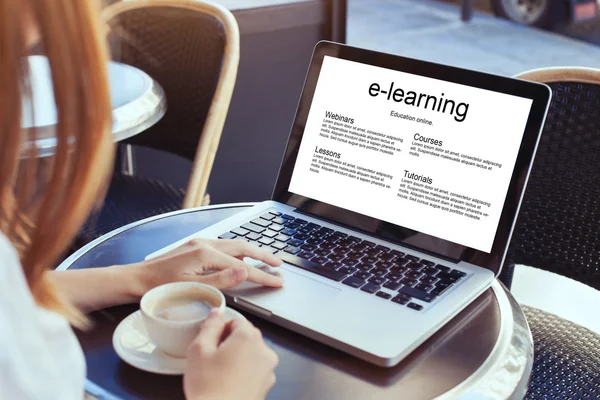 Woman working with laptop — Stock Photo, Image