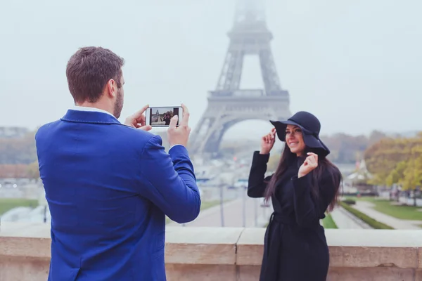 Uomo che scatta foto di donna — Foto Stock