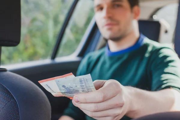 Pay by cash in taxi — Stock Photo, Image