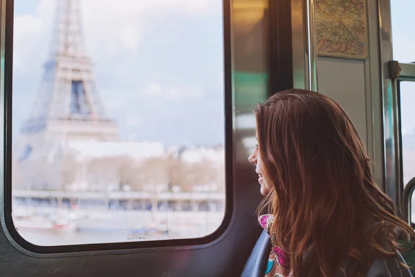 Turista olhando para a Torre Eiffel — Fotografia de Stock