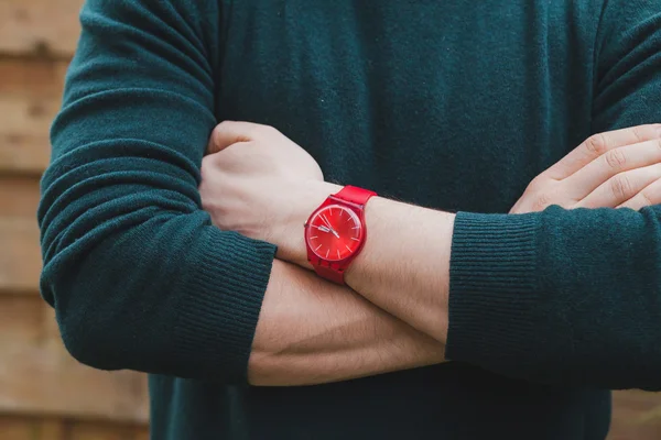 手男性着用の赤い時計 — ストック写真