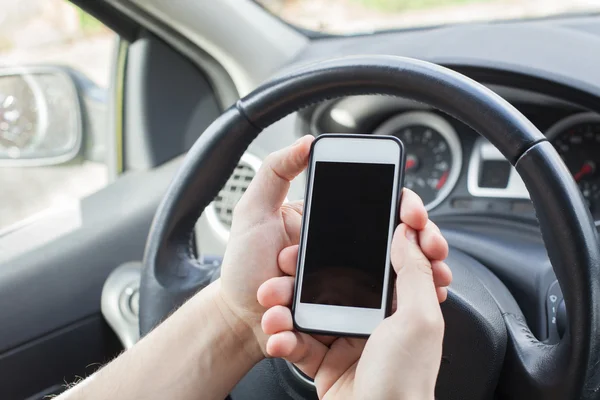 Manliga händer håller smartphone — Stockfoto