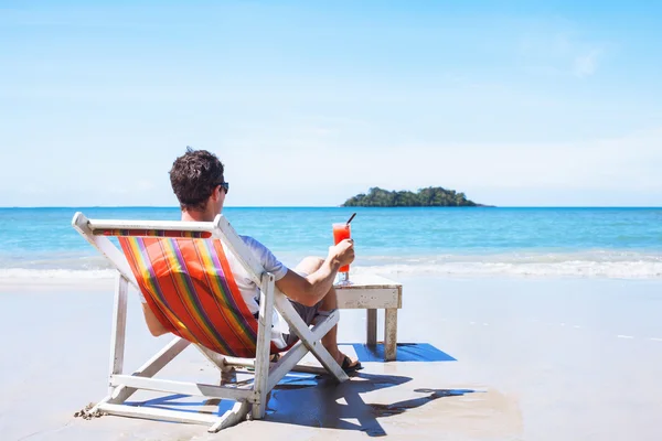 Uomo rilassante sulla spiaggia privata — Foto Stock