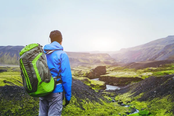 Caminhante com mochila apreciando vista — Fotografia de Stock